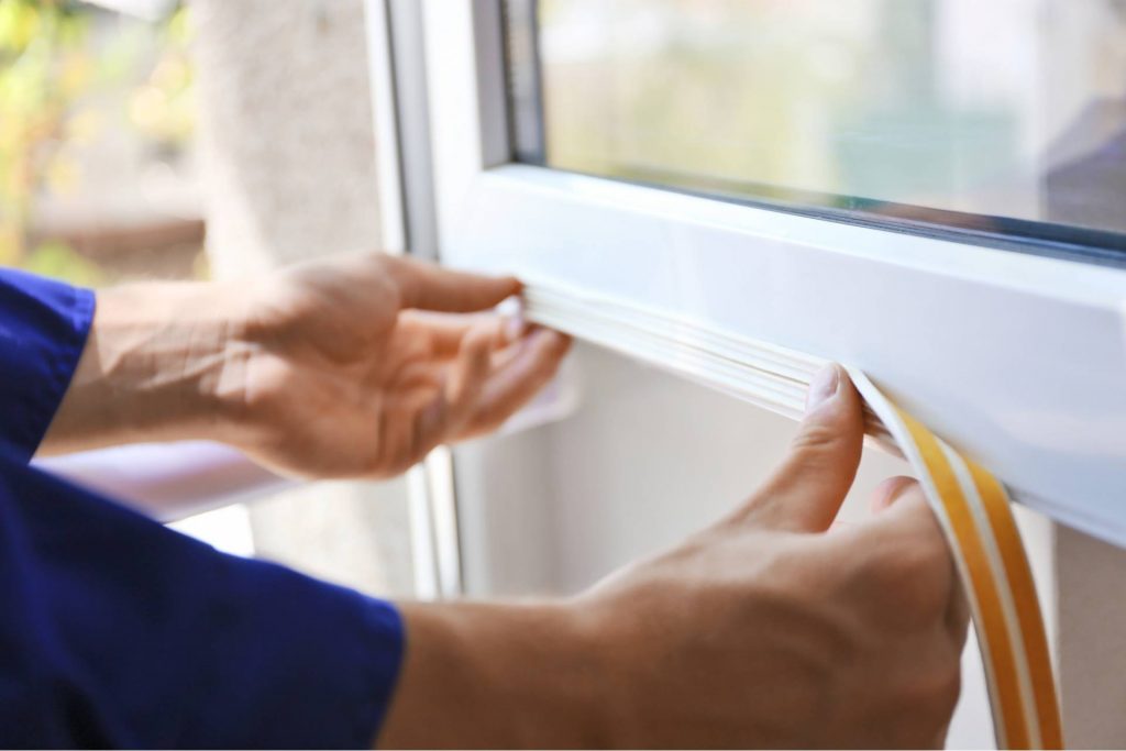Cómo aislar las ventanas en invierno paso a paso para evitar pérdidas de  calor usando tan solo papel de burbujas