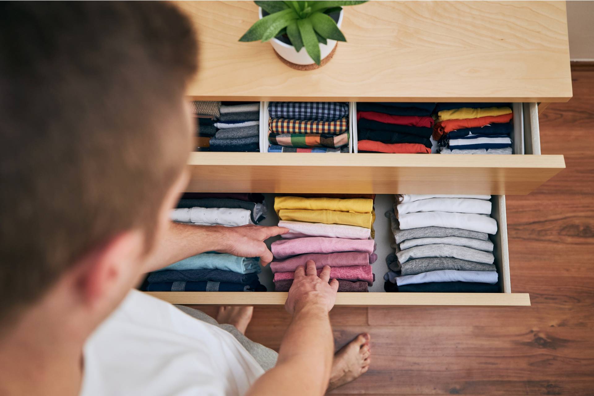 Cómo ordenar la ropa del armario - Etece