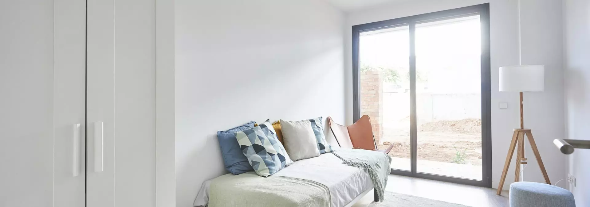 Dormitorio secundario con cama sofá en CULMIA Egretta Plana en Sitges